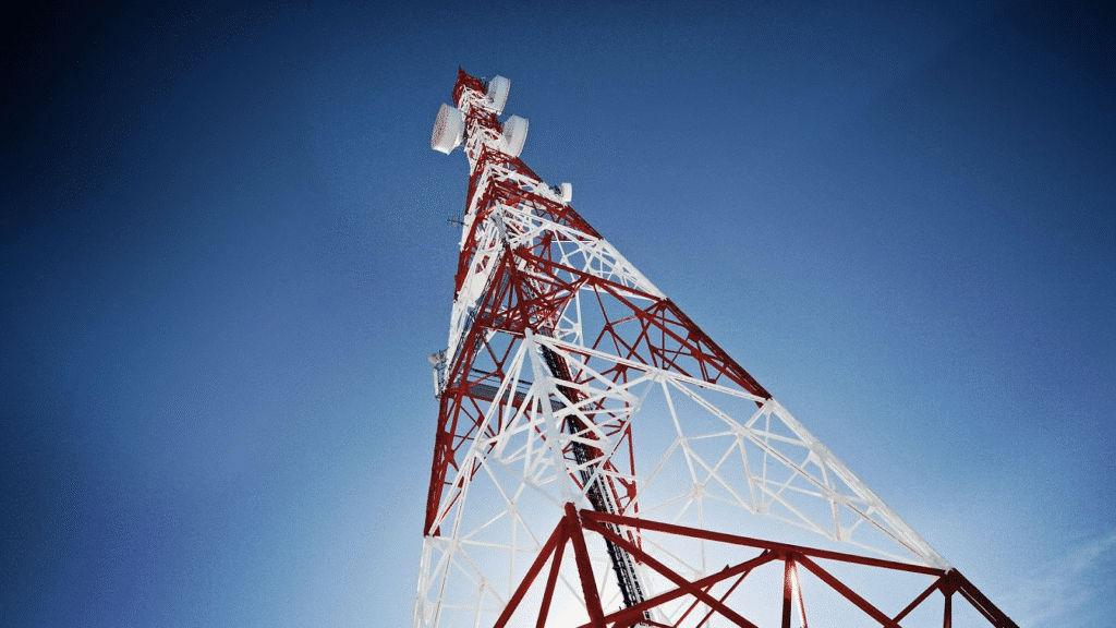 A importância do laudo SPDA para torres de telecom 