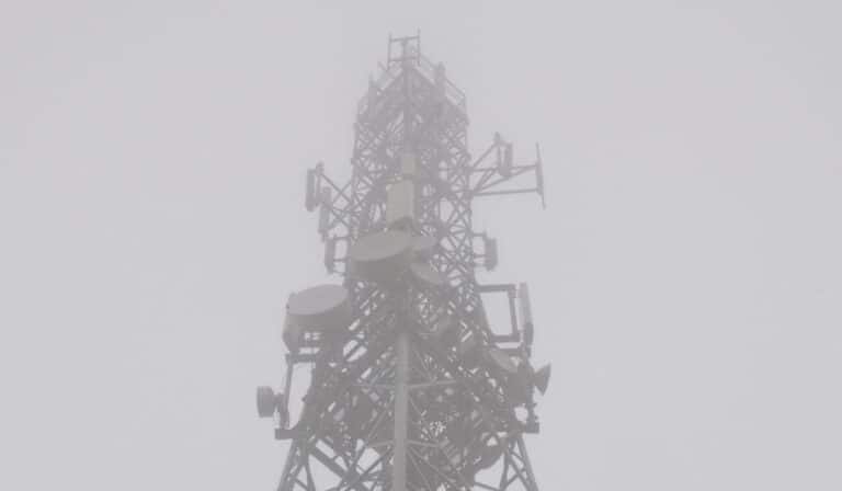 Eventos climáticos extremos: como a engenharia garante a resiliência das torres de telecomunicações?