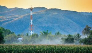 Torre de telecomunicação móvel sob o céu azul. Projetos de infraestrutura e engenharia civil em telecomunicações desenvolvidos pela Tanz Engenharia